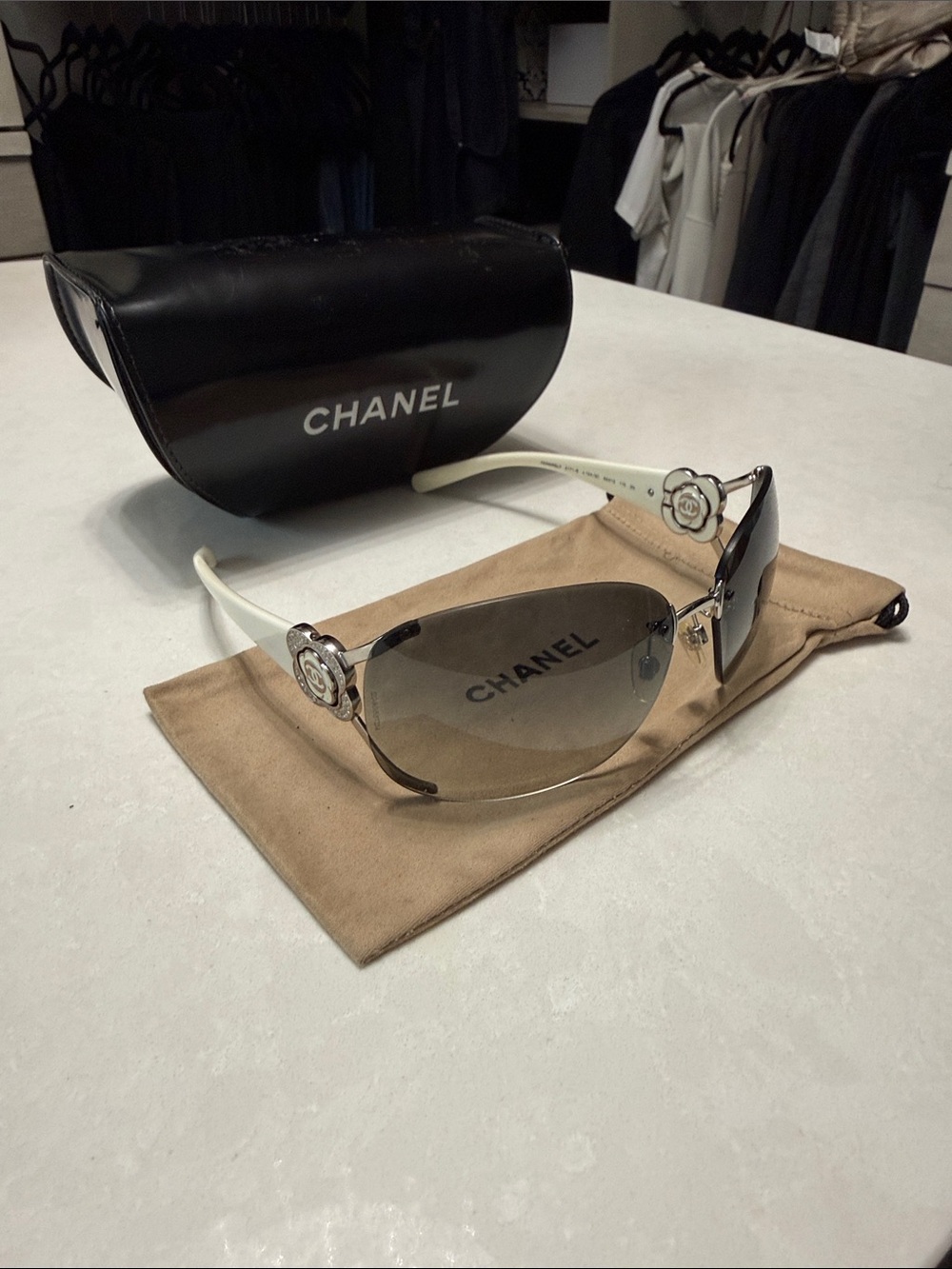 CHANEL White-Arm Gray Gradient Camellia Shield Sunglasses